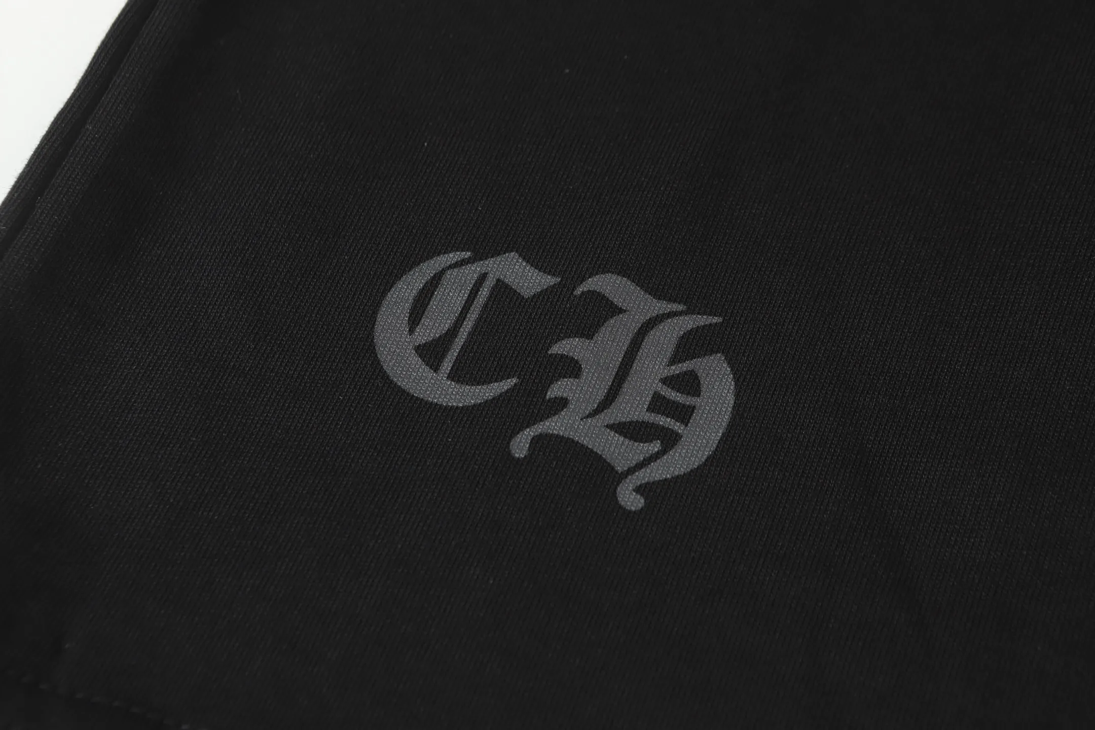 P150 Cross-border model, please do not place an order if you are looking for quality -Chrome Hearts/Chrome Hearts Sanskrit printed popular long-sleeved T-shirt -High weight, high density and high quality. The wool is soft, delicate and skin-friendly. Soft and silky to the touch. Excellent warmth and skin-friendly properties. -Customized weaving and dyeing, no color difference, regardless of fabric or workmanship details. Comparing the ordinary version on the market -Colour: black white -Size: S M L XL